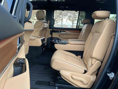 Used 2023 Jeep Grand Wagoneer L Series III image 34