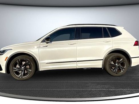 Used 2023 Volkswagen Tiguan SE R-Line FWD image 8