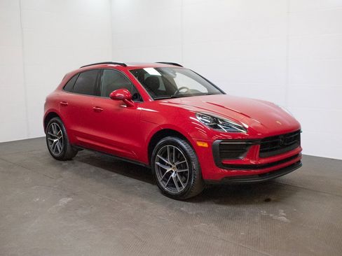 Certified 2025 Porsche Macan image 6
