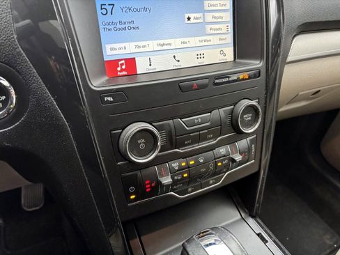 Used 2018 Ford Explorer XLT w/ Equipment Group 202A AWD/4WD image 21