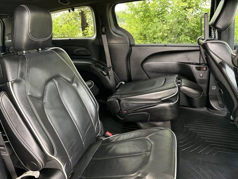 Used 2018 Chrysler Pacifica Limited w/ Advanced Safetytec Group FWD image 35