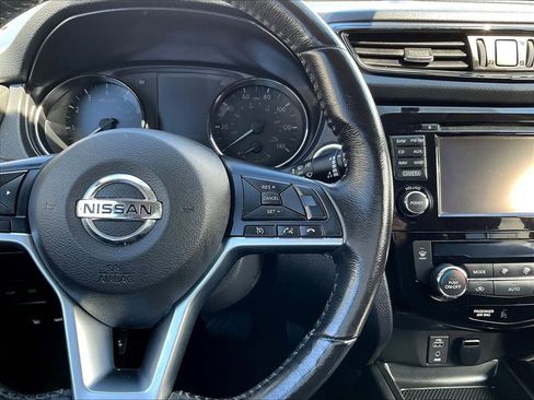 Used 2017 Nissan Rogue SV w/ SV Premium Package AWD/4WD image 12