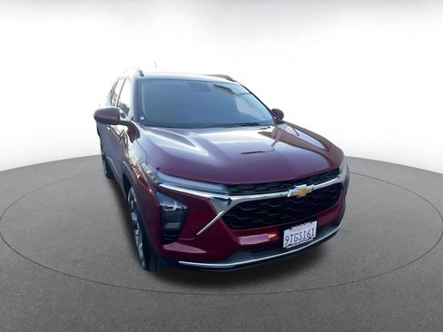 Used 2025 Chevrolet Trax LT w/ LT Convenience Package image 3