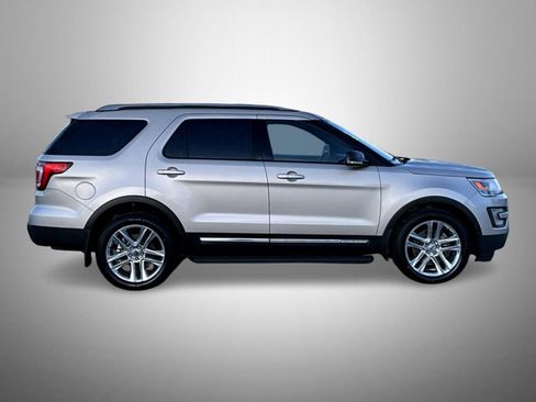Used 2017 Ford Explorer XLT w/ Equipment Group 202A image 4