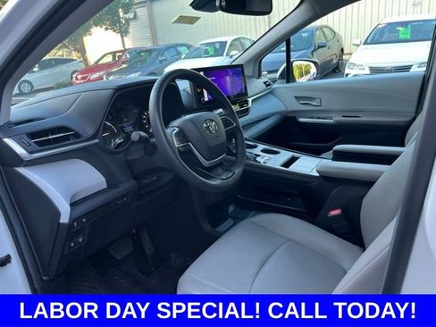Used 2025 Toyota Sienna XLE FWD image 6