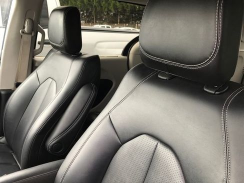 Used 2024 Chrysler Pacifica Touring-L image 4