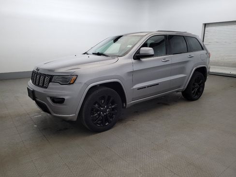 Used 2020 Jeep Grand Cherokee Altitude image 2