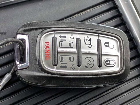 Used 2023 Chrysler Pacifica Touring-L FWD image 29