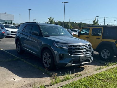 Used 2025 Ford Explorer Active w/ Active Comfort Package AWD/4WD image 2