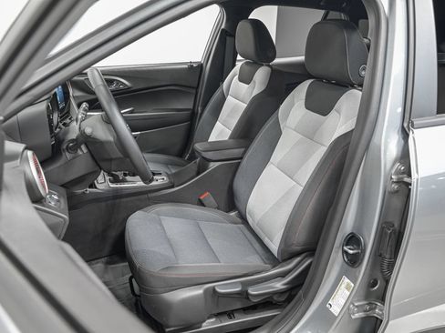 Used 2025 Chevrolet Trax RS FWD image 14