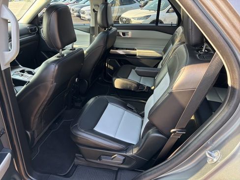 Used 2022 Ford Explorer XLT w/ Equipment Group 202A image 11