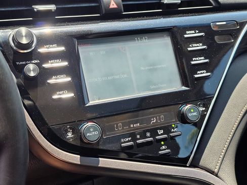 Used 2018 Toyota Camry XLE FWD image 38