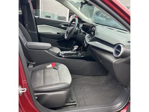 Used 2025 Chevrolet Trax LT FWD image 8