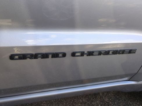 Used 2018 Jeep Grand Cherokee Altitude image 13