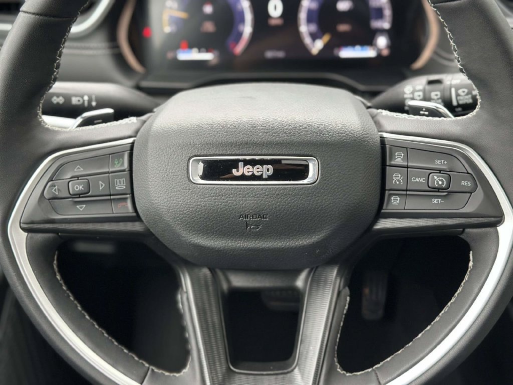 Used 2025 Jeep Grand Cherokee L Altitude AWD/4WD image 19