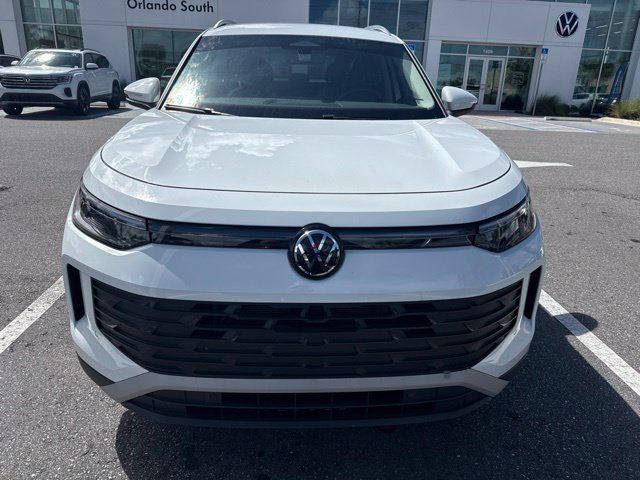 Used 2025 Volkswagen Tiguan SE FWD image 2