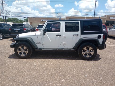 Used 2016 Jeep Wrangler Unlimited Sahara w/ Connectivity Group AWD/4WD image 4