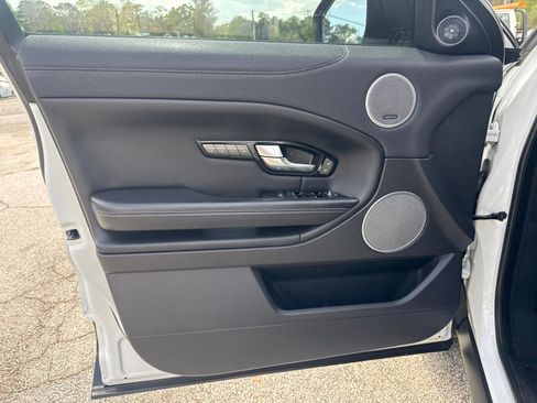 Used 2017 Land Rover Range Rover Evoque SE image 10