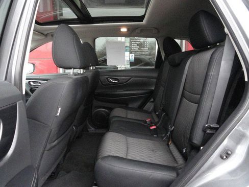 Used 2017 Nissan Rogue SV image 11