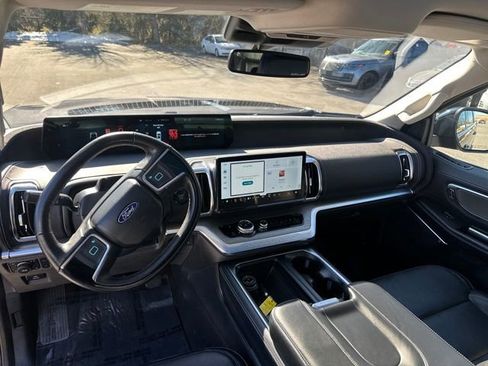 Used 2025 Ford Expedition Platinum image 35