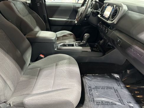 Used 2018 Toyota Tacoma TRD Sport image 17