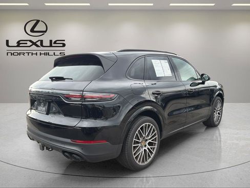 Used 2023 Porsche Cayenne Platinum Edition image 6