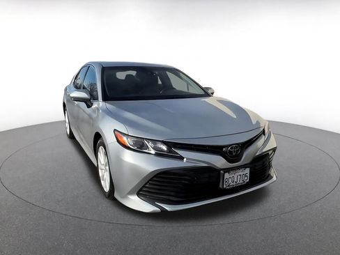 Used 2018 Toyota Camry LE image 3