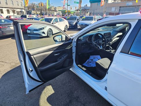 Used 2025 Nissan Sentra SV FWD image 9