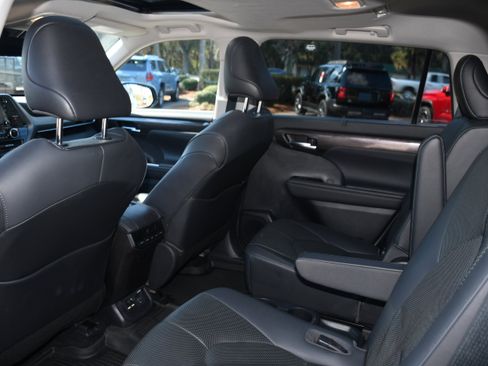 Used 2020 Toyota Highlander Limited image 17