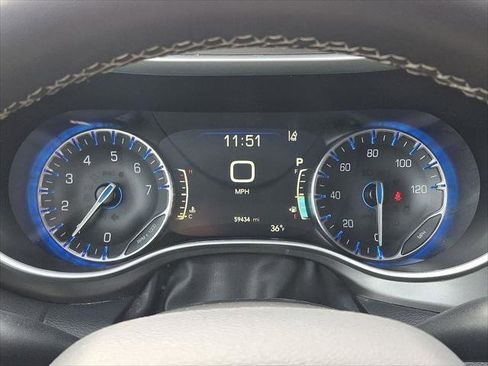 Certified 2024 Chrysler Pacifica Touring-L image 21