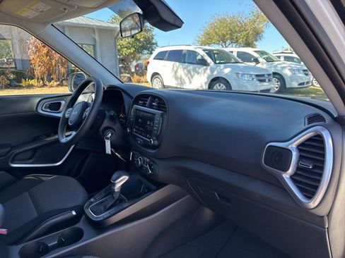 Used 2025 Kia Soul LX w/ LX Technology Package image 10
