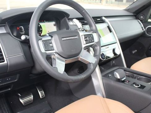 Used 2025 Land Rover Discovery Dynamic SE image 15