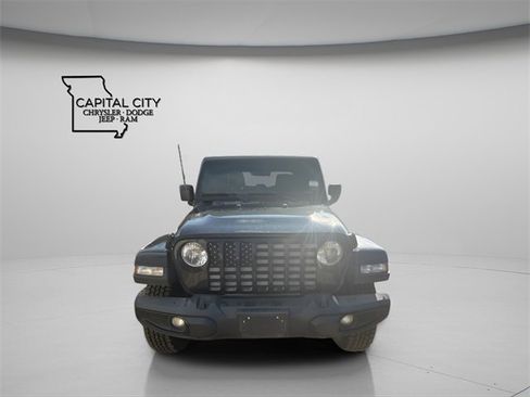 Used 2022 Jeep Gladiator Sport image 3