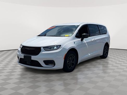 Used 2024 Chrysler Pacifica Limited FWD image 3