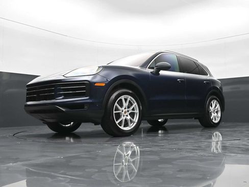 Certified 2025 Porsche Cayenne AWD/4WD image 38