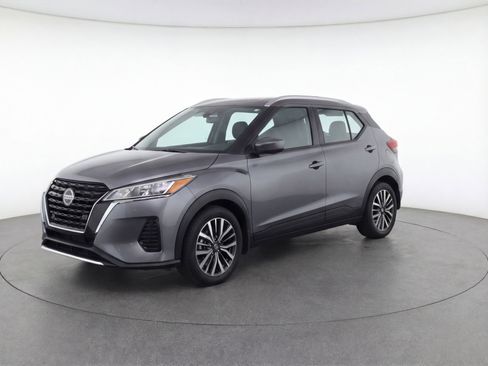 Used 2024 Nissan Kicks SV image 3
