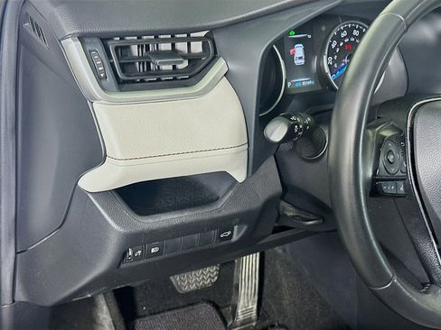 Used 2022 Toyota RAV4 XLE Premium image 17