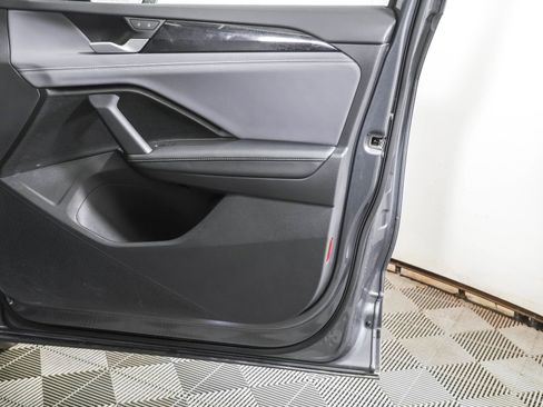 Used 2025 Volkswagen Tiguan SE w/ Panoramic Sunroof Package image 48