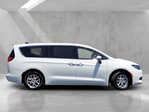 Used 2023 Chrysler Voyager LX FWD image 4