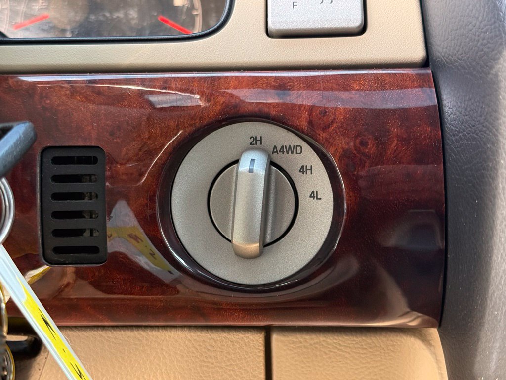 Used 2005 Lincoln Navigator Ultimate AWD/4WD image 31