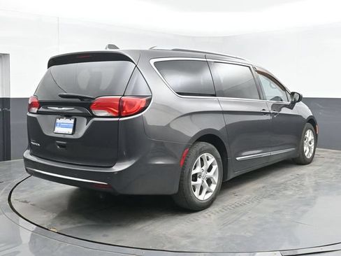 Used 2017 Chrysler Pacifica Touring-L Plus w/ Tire & Wheel Group FWD image 10