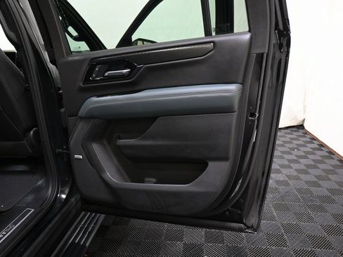 Used 2025 GMC Yukon XL AT4 w/ AT4 Premium Package AWD/4WD image 32