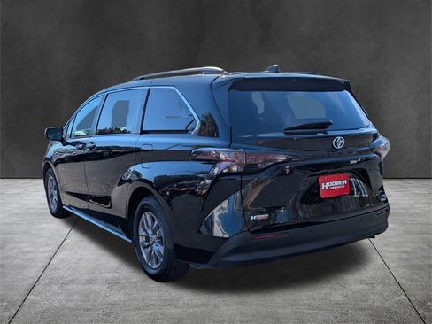 Used 2024 Toyota Sienna XLE image 6