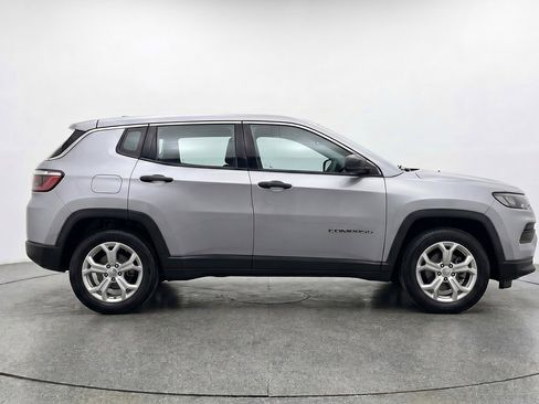Used 2025 Jeep Compass Latitude AWD/4WD image 11