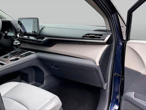 Certified 2024 Toyota Sienna XLE FWD image 19