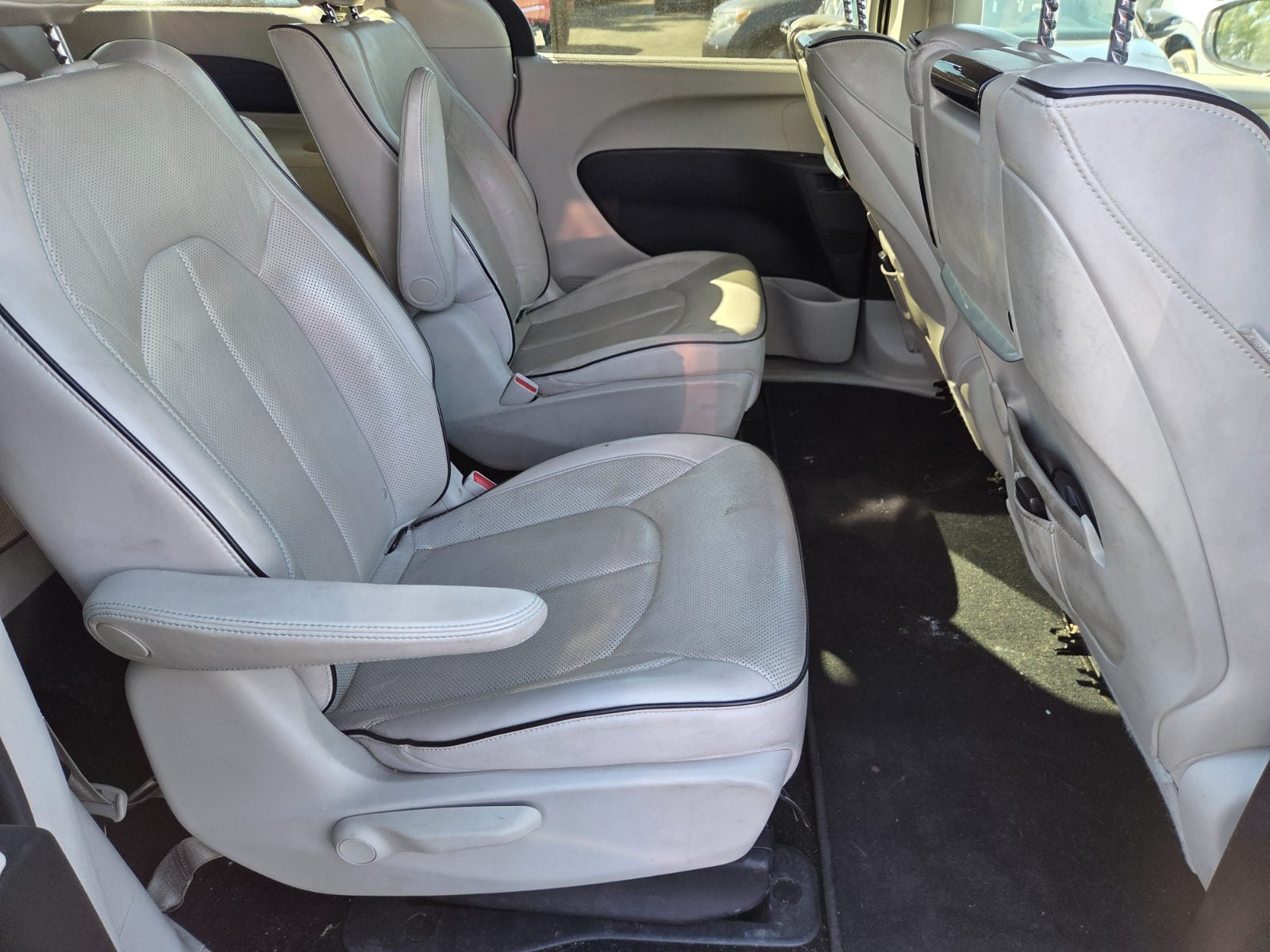 Used 2018 Chrysler Pacifica Limited w/ Advanced Safetytec Group FWD image 10