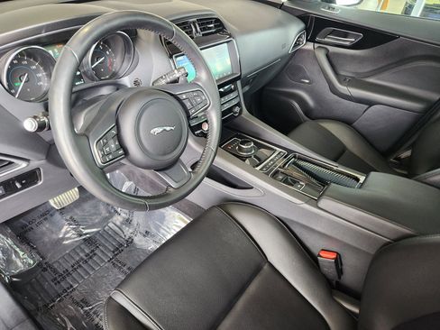 Used 2019 Jaguar F-PACE Premium image 15