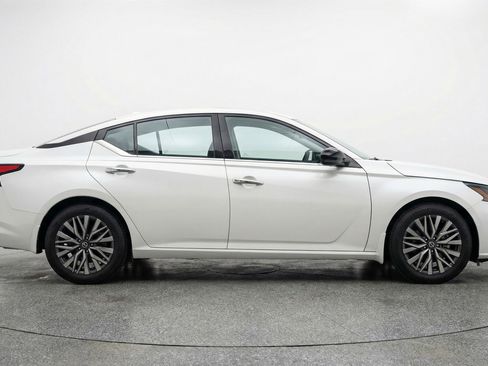 Used 2025 Nissan Altima 2.5 SV FWD image 11