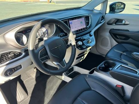 Used 2024 Chrysler Pacifica Touring-L FWD image 12