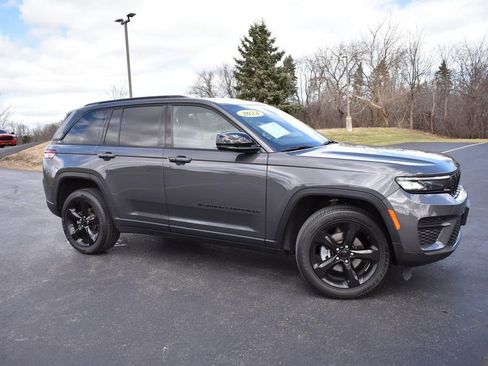 Used 2024 Jeep Grand Cherokee Altitude image 4